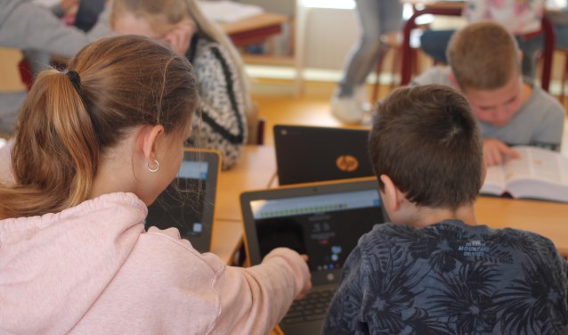 • Groepen 7 en 8 van De Lingelaar werken met ChromeBooks.