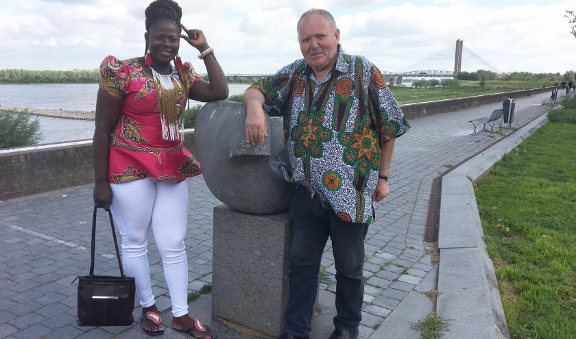 • Hellen Wafula en Piet Prinse op de Waalkade in Zaltbommel.