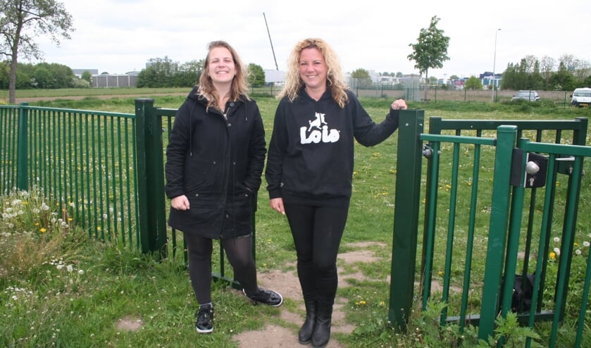 • Chantal van Berkel en Sandra van de Laar bij het veldje naast de basisschool waar de speeltuin komt.