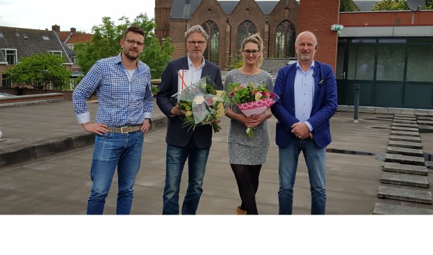 • Niet alleen Hans van Kooten kreeg bloemen, ook inwoonster Danielle Vreeken werd in het zonnetje gezet als dank voor hun inzet voor de koopzondag.