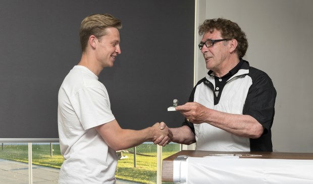 • Frenkie de Jong ontvangt de Frenkie de Jong-ring uit handen van Willem van Hanegem.