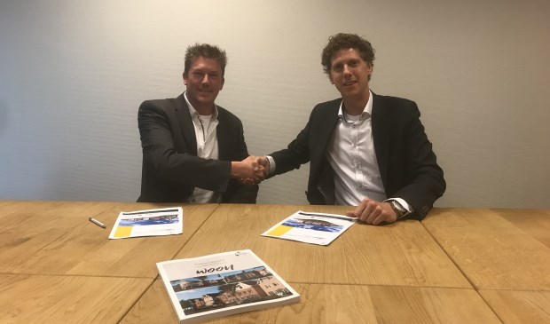 • Projectontwikkelaar Sebastiaan Docters van Leeuwen (van Wanrooij Projectontwikkeling) en Directeur Jos Blokland (Blokland Bouwpartners) bij ondertekening van de realisatieovereenkomst.