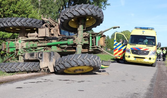 • Bij een ongeval aan de Midgraaf in Almkerk belandde een tractor op zijn kant.