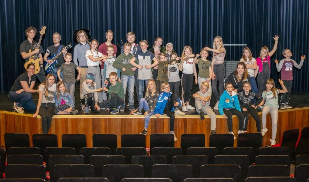 • De cast van PITT, inclusief de band.