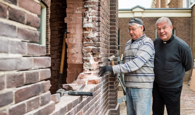 • Pastoor Joost van der Mee naast restaurateur Henk Boere bij de toekomstige Mariakapel.