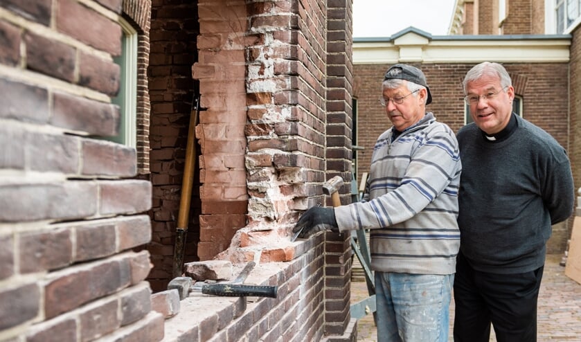 • Pastoor Joost van der Mee naast restaurateur Henk Boere bij de toekomstige Mariakapel.