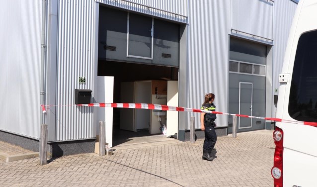 Bij een pand in Nieuwendijk werd woensdag een grote hoeveelheid drugs gevonden.