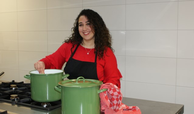 Reem in haar element: in de keuken om de lekkerste Syrische gerechten te bereiden.