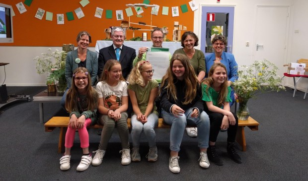 • Het Eco-team ging met de wethouder op de foto.