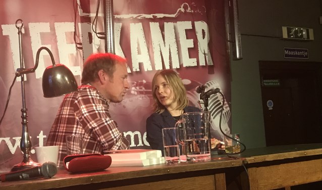 Jan van Mersbergen in gesprek met Marieke Lucas Rijneveld tijdens het literair café.