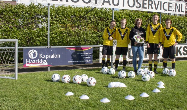 • De overhandiging van het trainingsmateriaal aan sv Meerkerk.