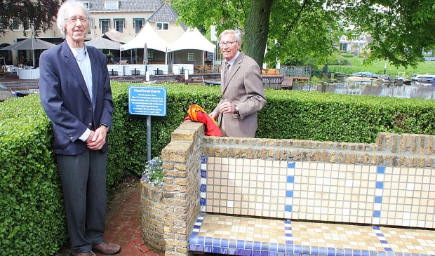 • Arie Ooms (links) en Arend de Jong bij het Hooftmanbankje.