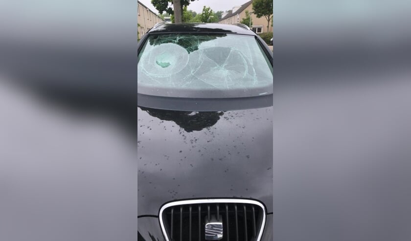 • De kapotte voorruit van de auto aan de Zalmschouw.
