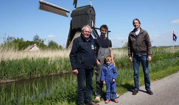 • Cees Spek en de beide molenaars Jan den Ouden (met zoontje Niek) en Adriaan de Bruin (v.l.n.r.).