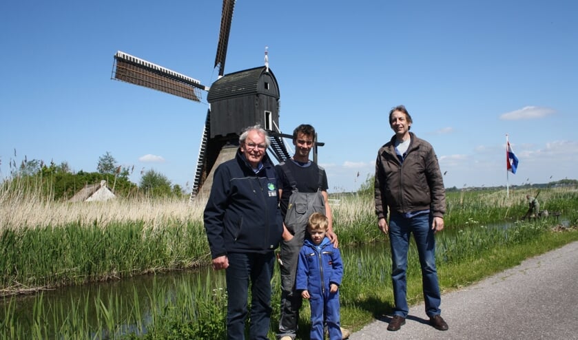 • Cees Spek en de beide molenaars Jan den Ouden (met zoontje Niek) en Adriaan de Bruin (v.l.n.r.).