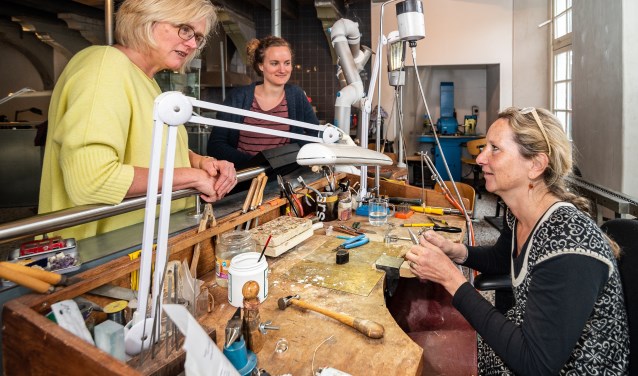 • Zilversmid Lien van der Meulen hoopt op meer collega's.