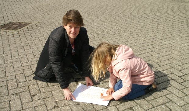 • Wethouder Lavinja Sleeuwenhoek tijdens de buitenles.