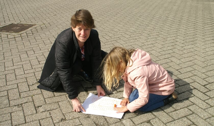 • Wethouder Lavinja Sleeuwenhoek tijdens de buitenles.