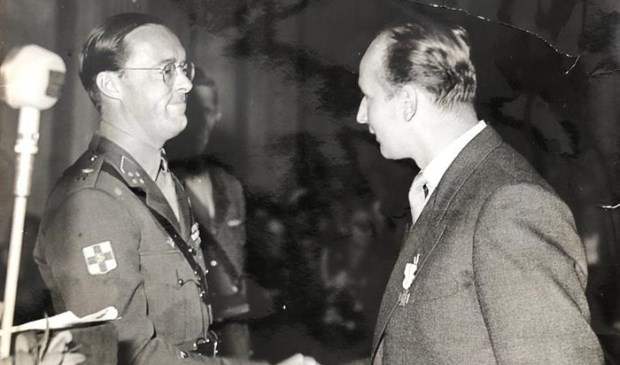 • De heer Sudhues kreeg het Bronzen Kruis uit handen van prins Bernhard.