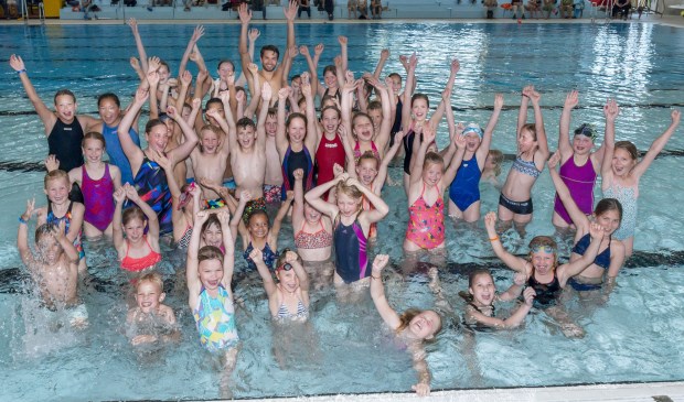 • Een groepsfoto van de deelnemers aan de schoolzwemkampioenschappen.