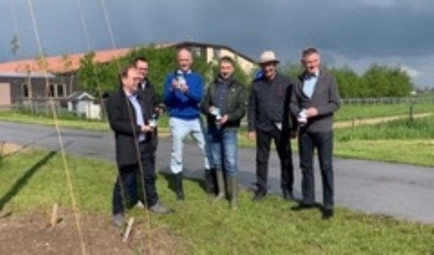 • Het college van B&W nam 'De Zoen van Woudrichem' in ontvangst bij de hopkuil van Landgoed Kraaiveld.