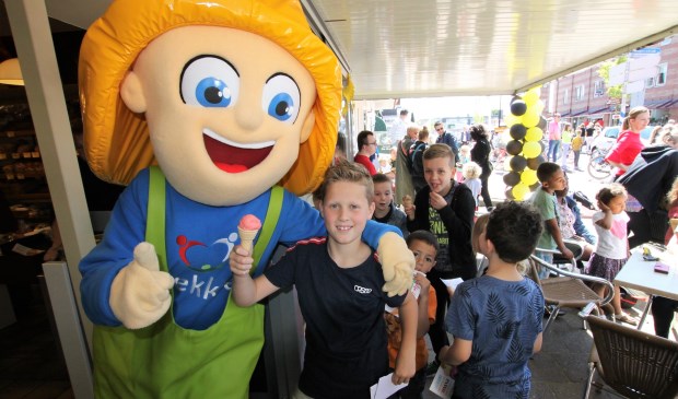 • Lekkie, de mascotte van Ondernemers Coöperatie Lekkerkerk, hielp mee met het uitdelen van de ijsjes.