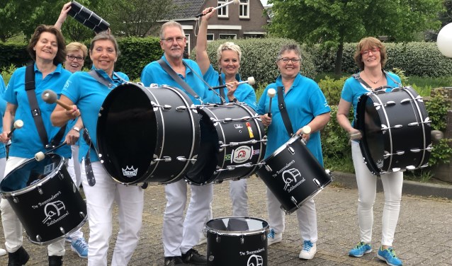 • De Bommelero's met rechts voorzitter Ans Sipos op de bas.