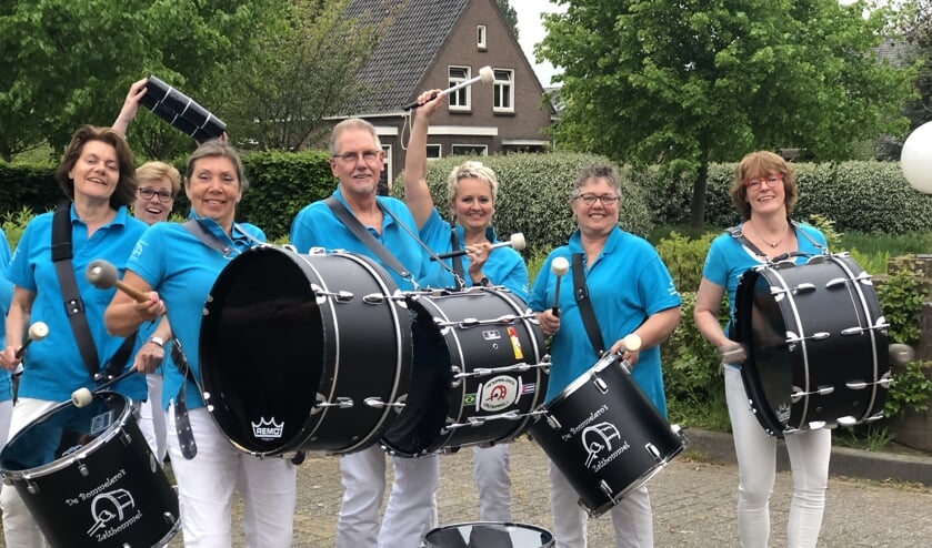 • De Bommelero's met rechts voorzitter Ans Sipos op de bas.
