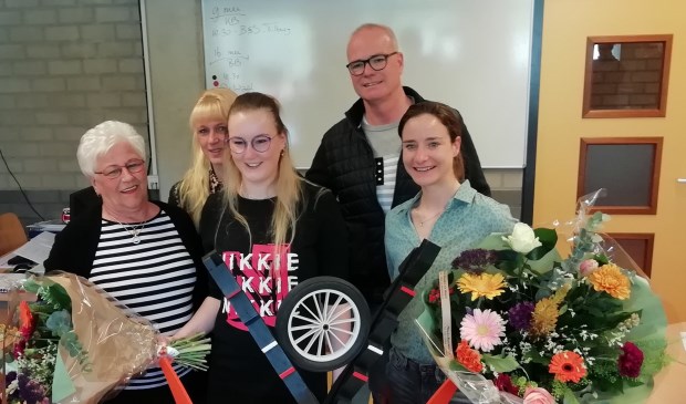 • Desree van Veen naast Marianne Vos. Desree's oma en haar ouders waren er ook bij.