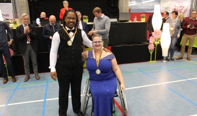 • Dexter en Nancy Miguel met hun medaille.