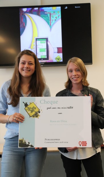 • Roos en Elina met hun cheque.