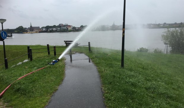 • Het water wordt de Lek in gespoten.