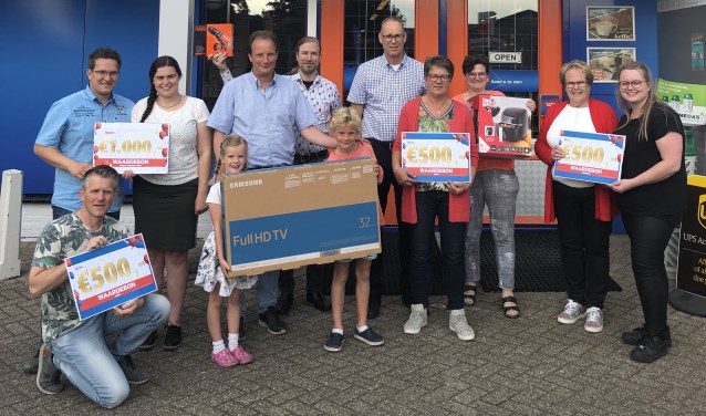 De prijswinnaars bij Electro World Veen.