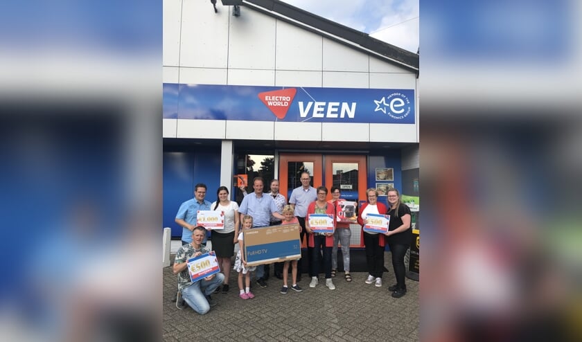 De prijswinnaars bij Electro World Veen.