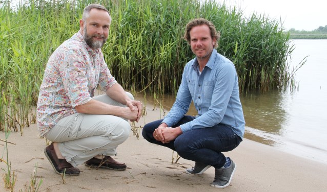 • Hans Vel Tromp (links) en Hans Riemer gaan met één kerkenraad verder.