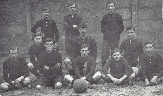 Voetbalelftal van VV Papendrecht uit 1920.