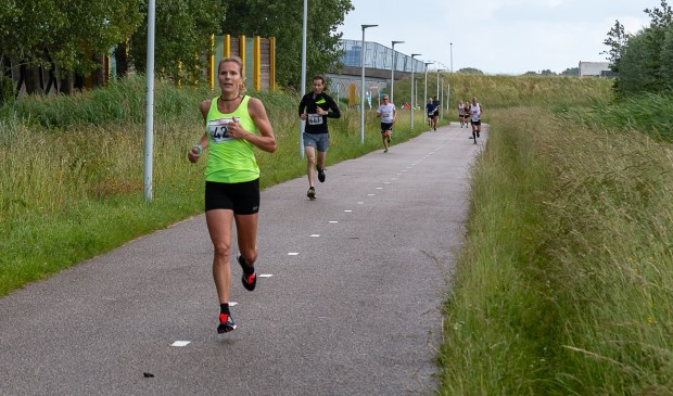• Petra Sloots op weg naar de zege bij de vrouwen.