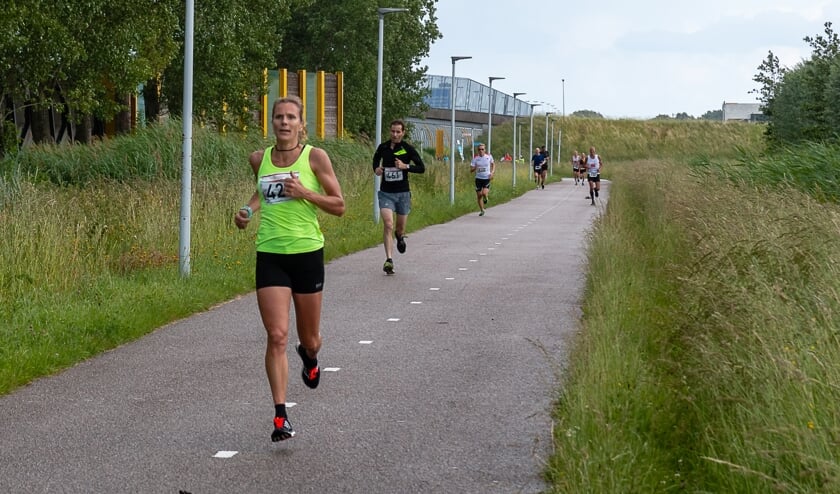 • Petra Sloots op weg naar de zege bij de vrouwen.