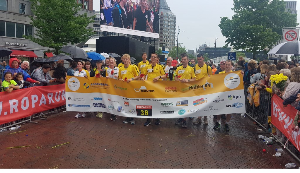 • Het Roparunteam van Mourik bij de finish.