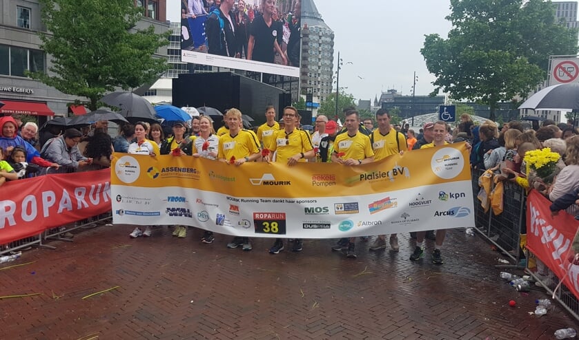 • Het Roparunteam van Mourik bij de finish.