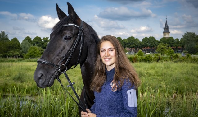 • Elise Otto met haar paard Coffee IJs.