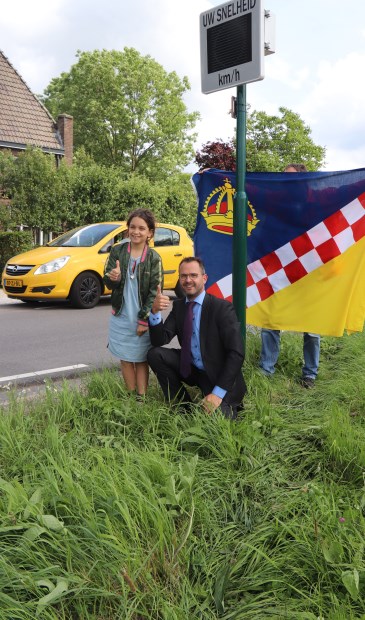 • Jasmijn Wong met burgemeester Laurens de Graaf.