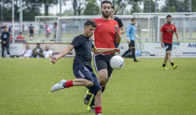 • Marokkaanse voetballers in actie in Schoonhoven.