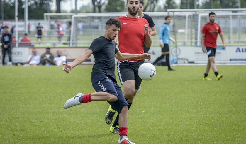 • Marokkaanse voetballers in actie in Schoonhoven.