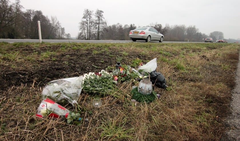 • Op de plek van het ongeval werden bloemen gelegd.
