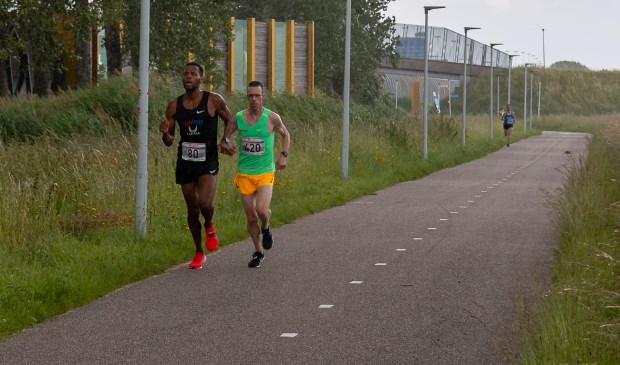 • Colin Bekers en Nixon Fernandes, met 100 meter daarachter Maarten van Zetten.