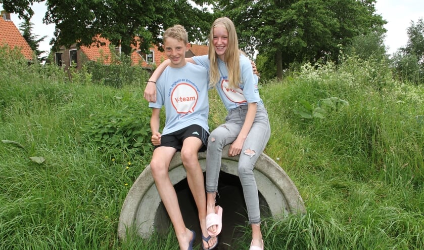 • Björn en Nienke hebben T-shirts van het V-team.
