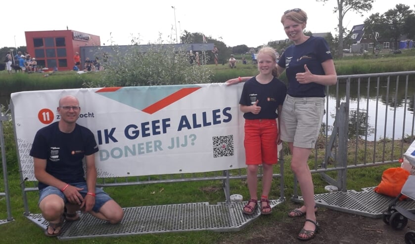 • Gerard, Minke en Marleen Verdoold langs het parcours.