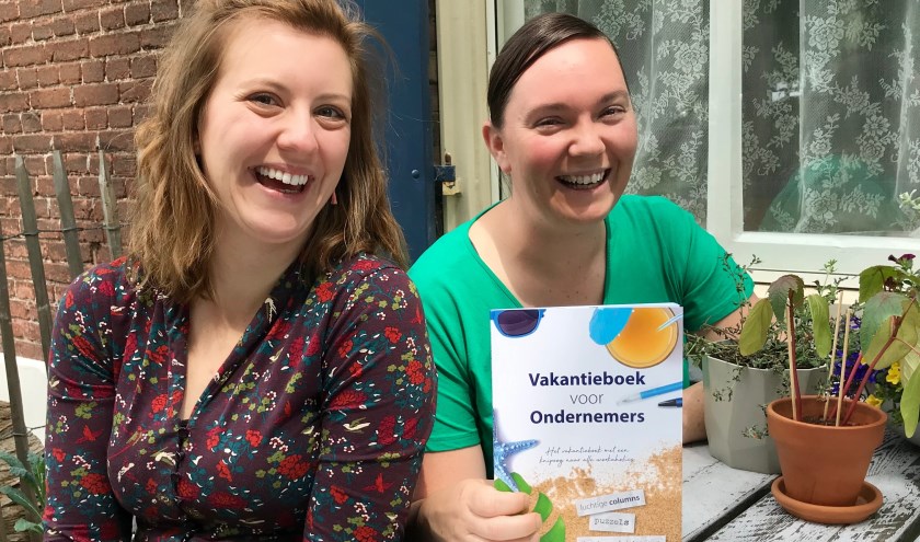• Sanne (links) en Joyce hadden de grootste lol tijdens het bedenken van het Vakantieboek voor Ondernemers.