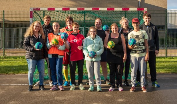 • De G-handballers van DES'72.